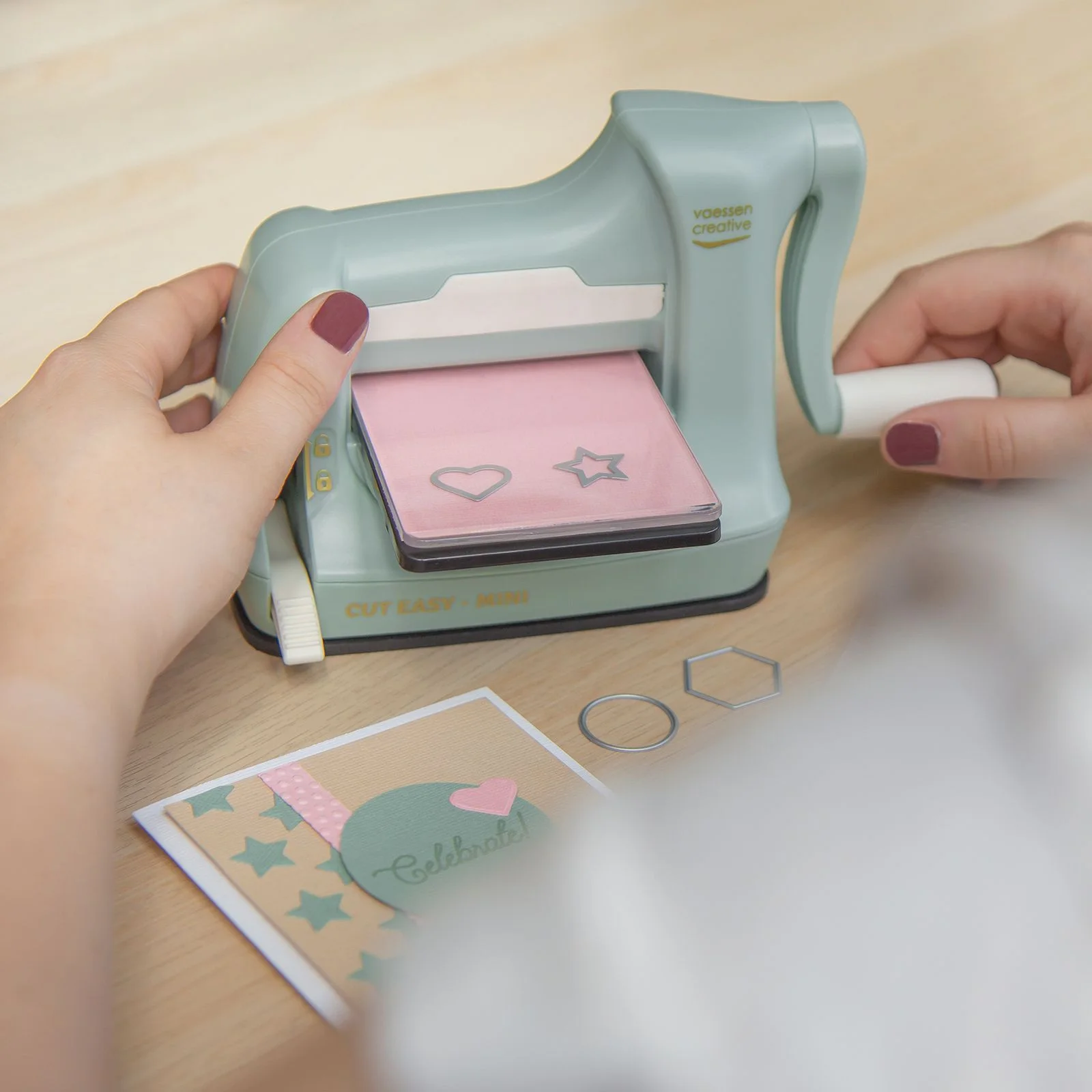 2137-080 Vaessen Creative • Cut Easy Mini Die-Cutting and Embossing Machine Mint