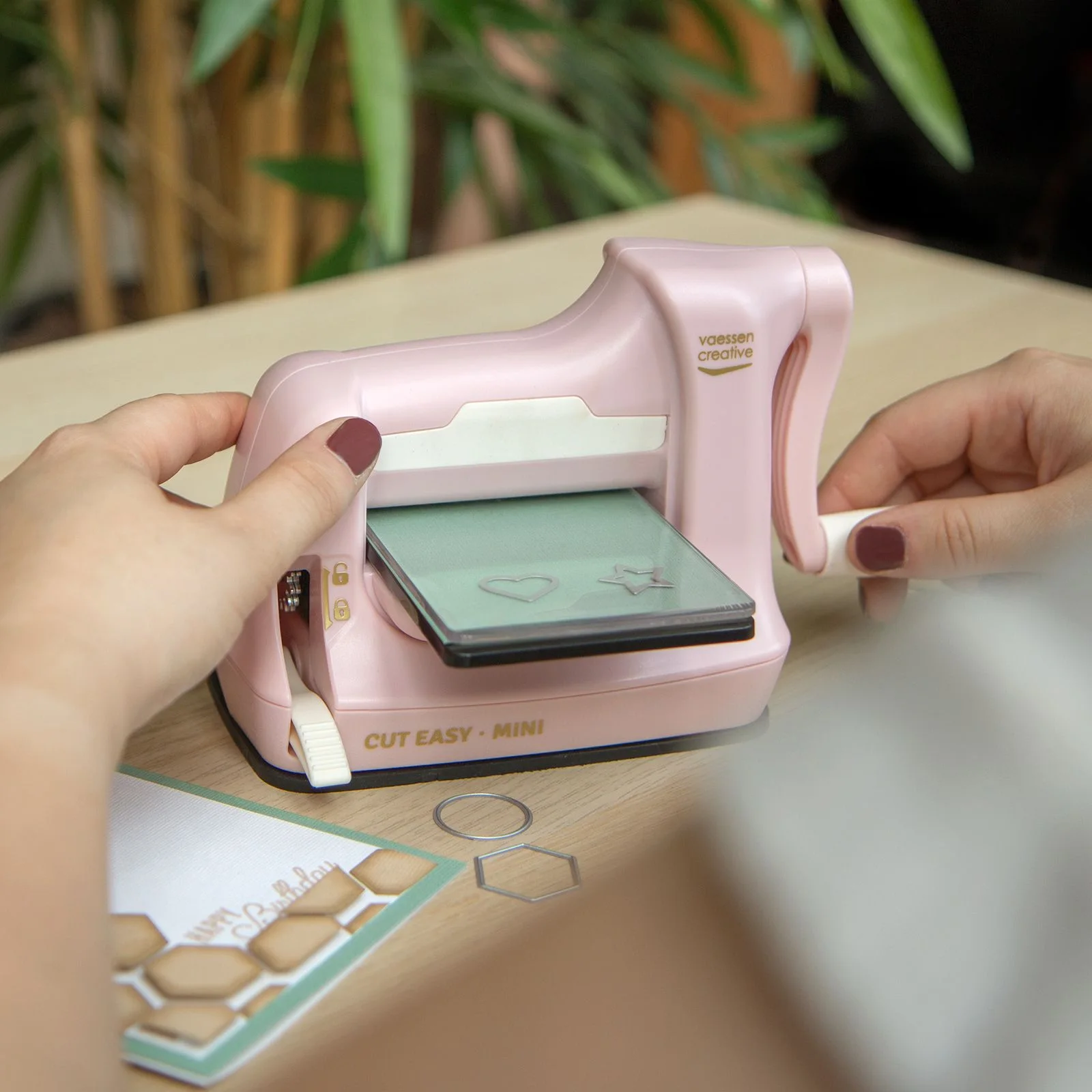 2137-081 Vaessen Creative • Cut Easy Mini Die-Cutting and Embossing Machine PINK